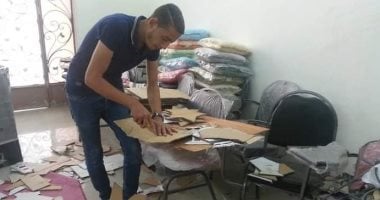 عودة الفانوس الورق وسط أزقة القاهرة التاريخية وحوارى القرى المصرية.. أنامل نسائية تحول "القصاصات والكارتون" إلى فرص عمل خضراء لإعادة البهجة ومنافسة البلاستيك.. ورشة الفانوس فصل دراسي بيئي مفتوح يعلم ا