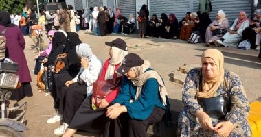 "ربنا يجبر بخاطركم".. دعوات الأمهات بطلة المشهد بأول أيام امتحانات الثانوية العامة.. الطلاب يستعدون للامتحان بالمراجعة وقراءة القرآن..منع الهواتف المحمولة لمواجهة الغش.. وإجراءات تفتيش لضبط بداية الما