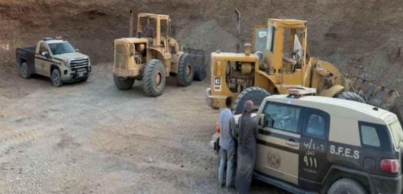 ضبط مقيميْن مخالفيْن لنظام البيئة لاستغلالهما الرواسب في منطقة المدينة المنورة