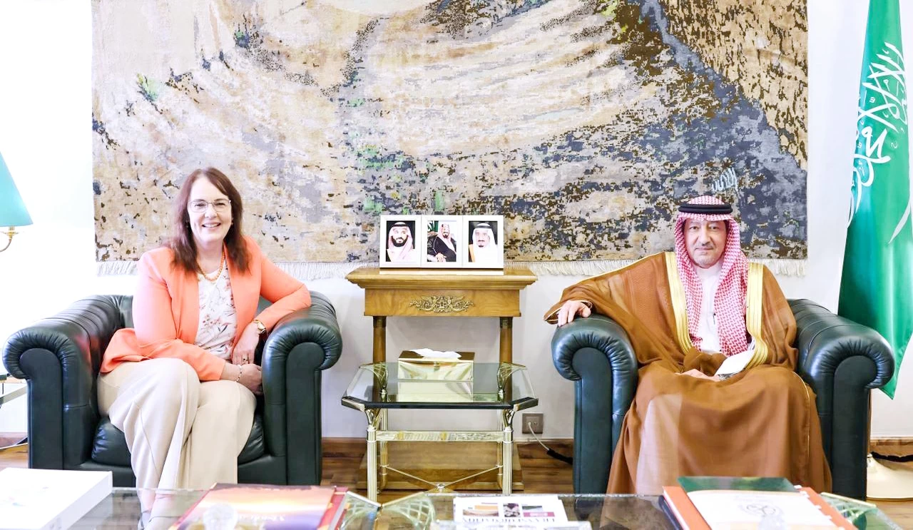 الخريجي يبحث التعاون والقضايا الإقليمية مع مسؤولين دوليين