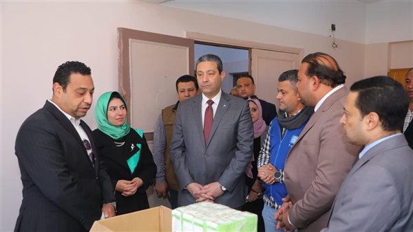 محافظ دمياط يتابع انتظام عمل القافلة الطبية بقرية الزعاترة (صور)