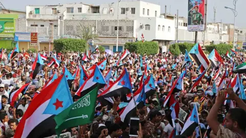 الجنوب يرفع سقف المواجهة.. "الانتقالي" يرفض عودة وزراء إلى عدن