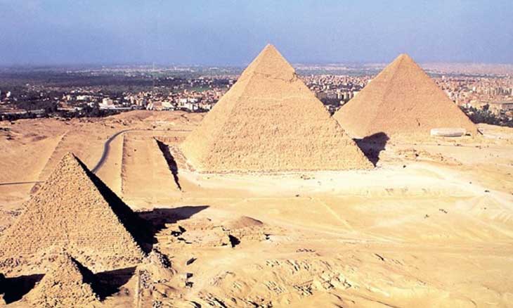 عندما كفّ الزمن عن السيلان: الطريق إلى أهرامات الجيزة