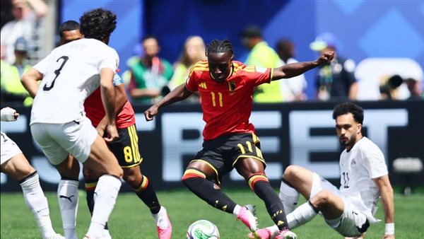 شاهد، وصلة عتاب ودية بين ثلاثي منتخب مصر بعد التعادل مع بلجيكا