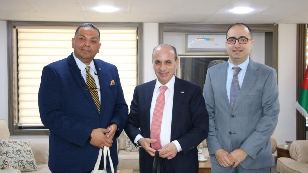 وزير الإدارة المحلية يبحث والمدير الإقليمي لصندوق المناخ الأخضر سبل تعزيز التعاون