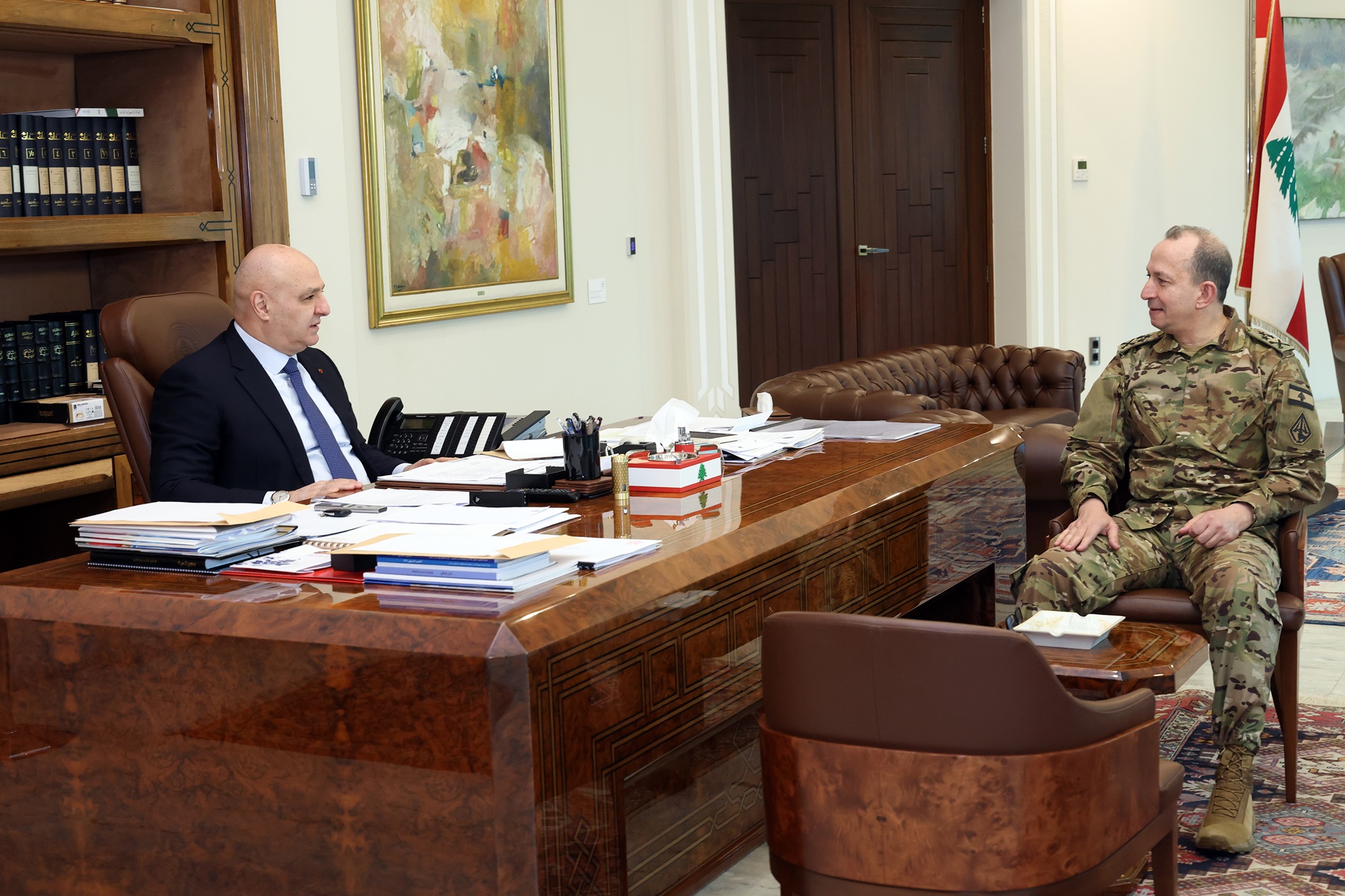 الرئيس عون يستقبل قائد الجيش وحاكم مصرف لبنان