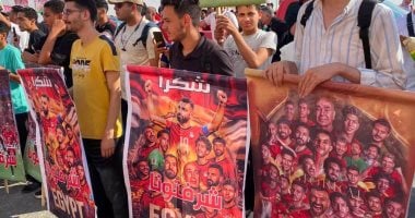 الجماهير تستقبل بعثة منتخب مصر فى مطار العلمين بلافتات «شرفتونا»