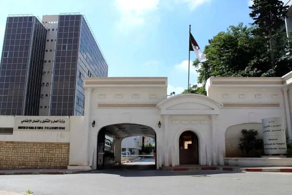 أيام الأربعاء والخميس والجمعة المقبلة عطلة مدفوعة الأجر