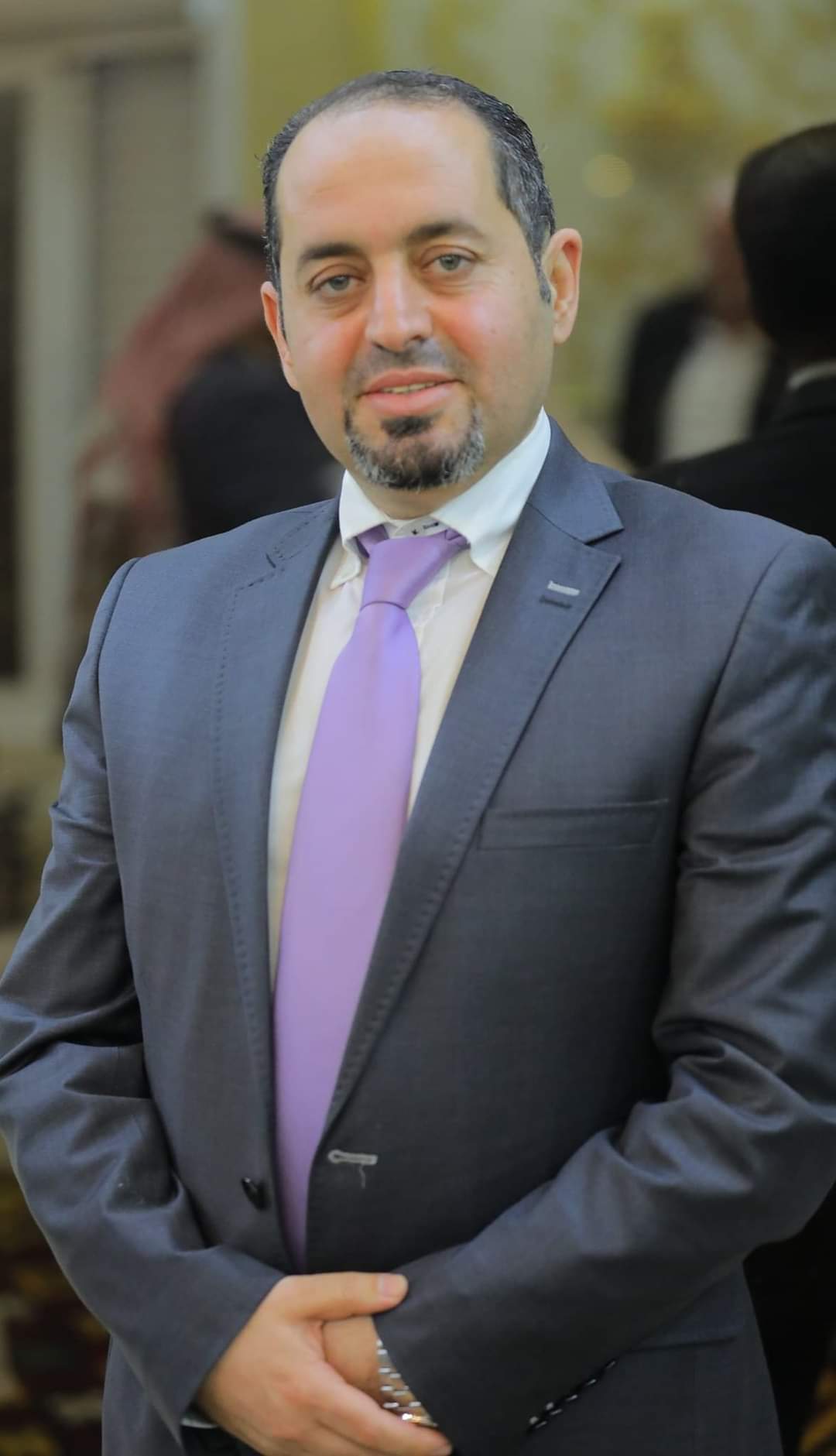 "حين يُصبح الإنسانُ ظلَّ سؤالٍ لا ينتهي"