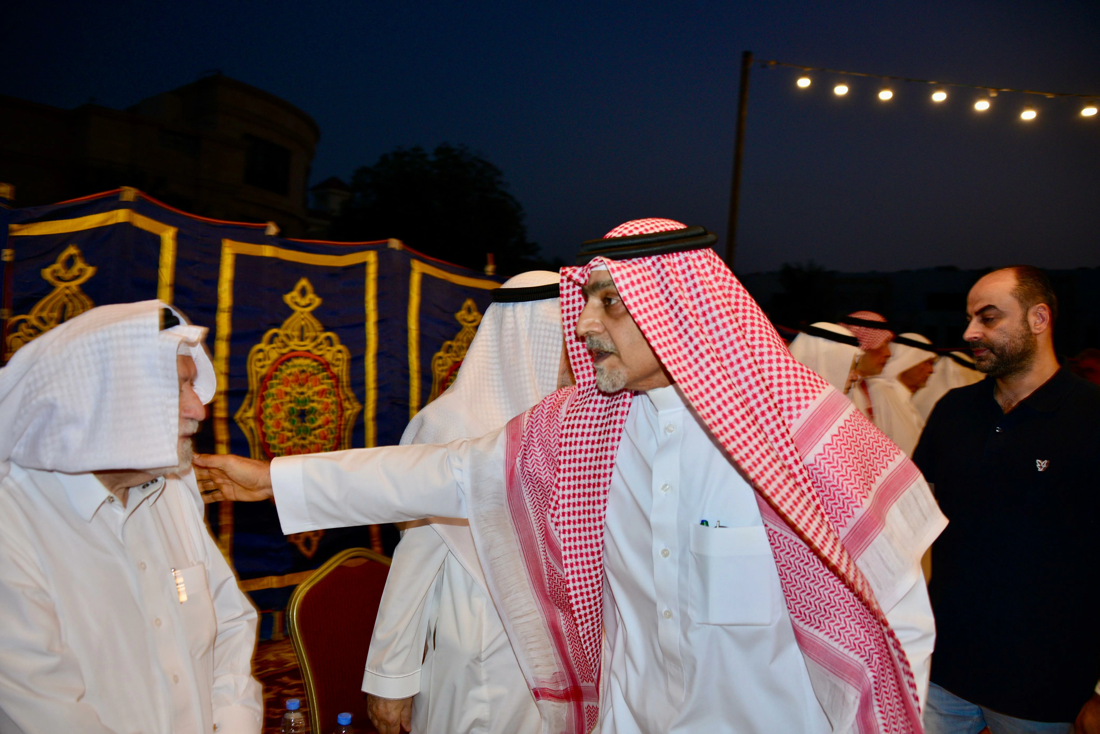 مسؤولون وأعيان يواسون آل قطان في فقيدهم
