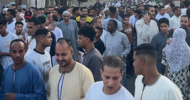 لا مكان لقدم.. لحظة خروج آلاف المصلين من مسجد القنائى