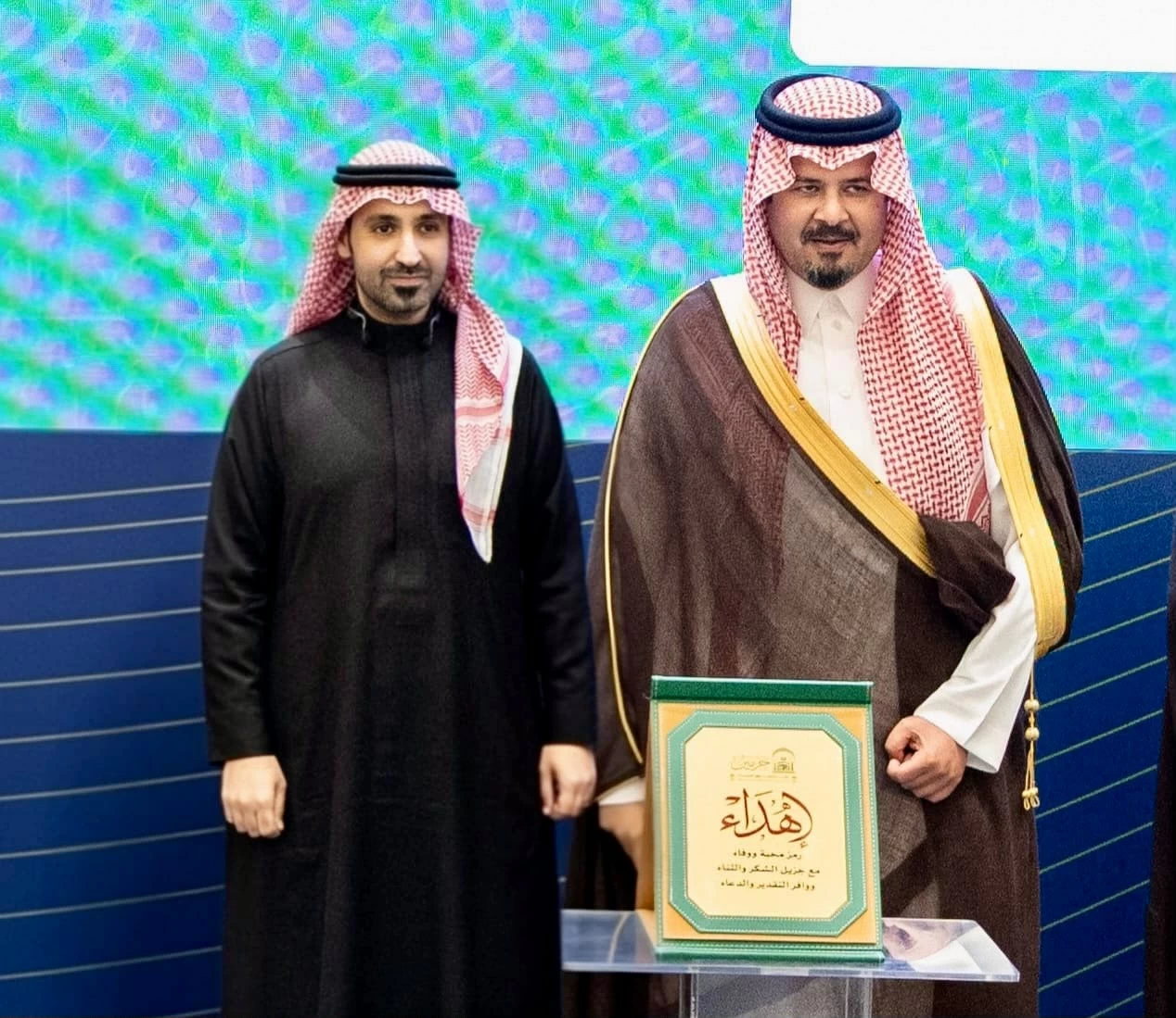 سلمان بن سلطان يكرّم الشبل تقديراً لإسهاماته في دعم موسمي رمضان والحج