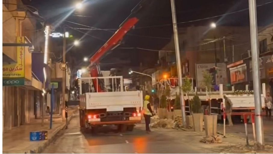 بمناسبة ذكرى الاستقلال.. “كهرباء إربد” تنفذ مبادرة لتركيب سواري الأعلام في الشوارع