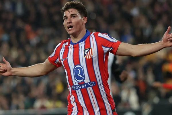 أتلتيكو مدريد يرفض عرضًا بقيمة 150 مليون يورو من ريال مدريد للتعاقد مع خوليان ألفاريز