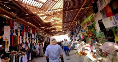 السياح من كل مكان يستمتعون فى معابد الأقصر رغم حرارة الطقس
