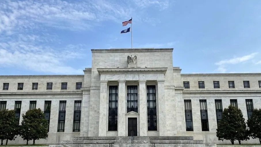 مجلس الاحتياطي الفيدرالي الأمريكي يثبت سعر الفائدة