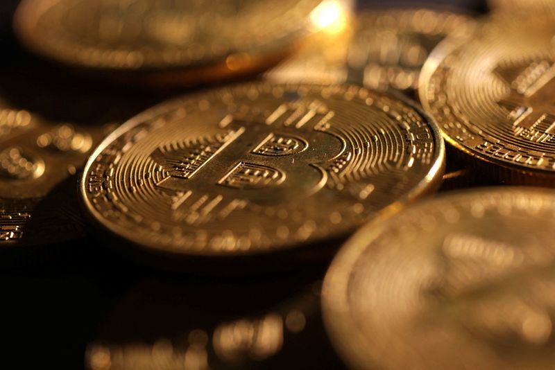 انخفاض أسعار بيتكوين دون 64 ألف دولار