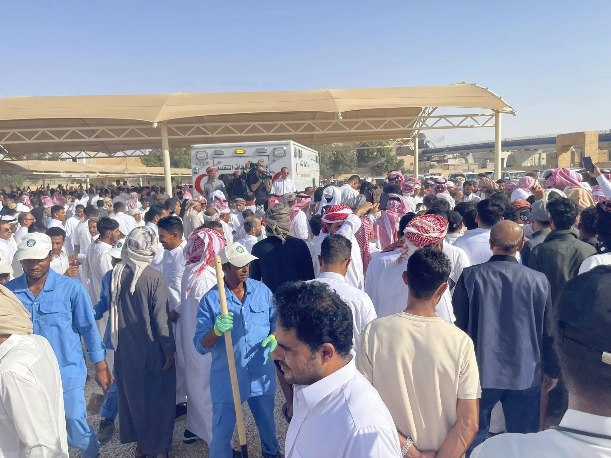 مقبرة العود تحتضن جثمان الرئيس هادي.. وصلاة الغائب عليه في مدن يمنية