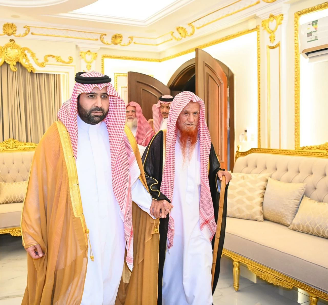 أمير جازان يزور الشيخ مطاعن آل شيبة في منزله بمحافظة بيش