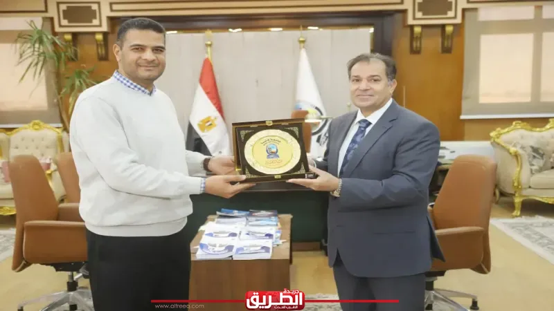 عقب تكليفه نائبًا لمحافظ الدقهلية.. منح درع جامعة قنا لوكيل الهندسة للدراسات العليا