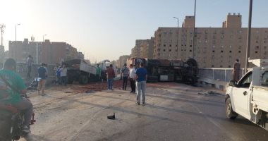 انقلاب سيارة مقطورة محملة بالسولار بطريق الواحات الصحراوى