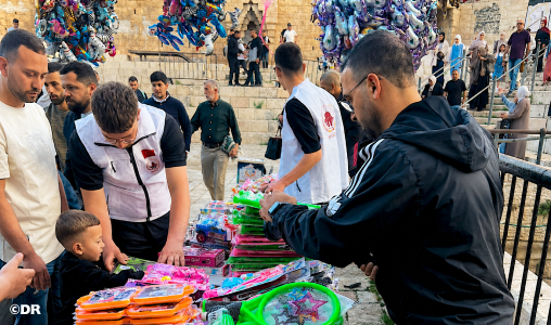 وكالة بيت مال القدس توزع ألعابا وهدايا على الأطفال عند بوابات المسجد الأقصى