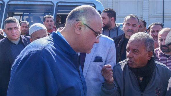 محافظ الإسكندرية يتابع الالتزام بالتعريفة الجديدة بموقف سيرفيس محطة مصر
