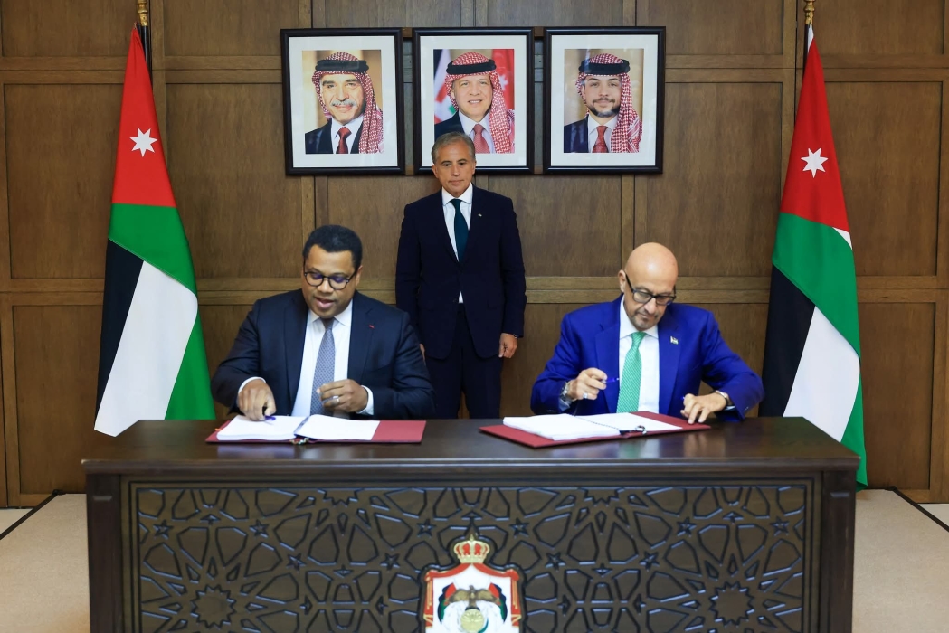 رئيس الوزراء الدكتور جعفر حسَّان يشهد التَّوقيع على الاتفاقيَّة الفنيَّة القانونيَّة النهائيَّة لمشروع النَّاقل الوطني