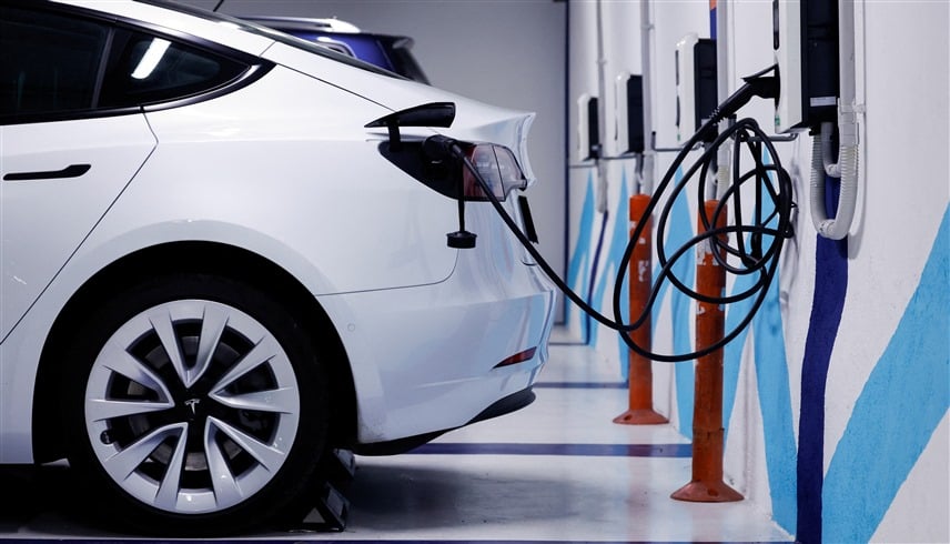 انهيار مبيعات البنزين.. كيف أعادت السيارات الكهربائية رسم خريطة القوة في أوروبا؟