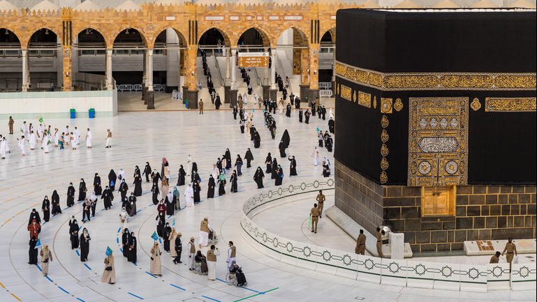 لماذا الطواف عكس عقارب الساعة؟.. عالم بالأوقاف: يحمل دلالات روحية عميقة
