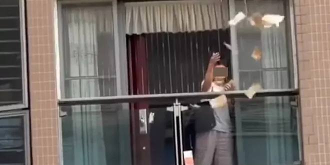 مليون دولار في الهواء.. صينية تنثر ثروتها من شرفة المنزل وتشل حركة المرور