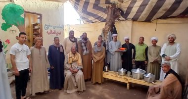 بدأت بصينية.. أهالى قرية دنفيق يجهزون مائدة طعام من الثمانينيات بقنا