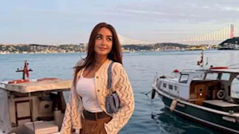 بينهن كارولين عزمي .. 25 صورة لنجمات الفن أمام البحر بملابس صيفية