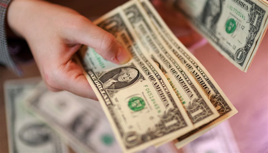الدولار يعود بقوة.. المستثمرون يراهنون على تفوق الاقتصاد الأمريكي