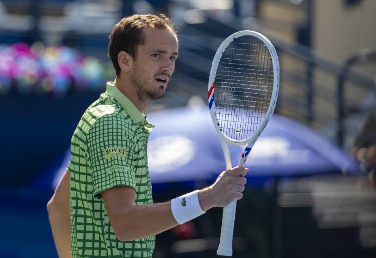 ميدفيديف يتأهل ويواجه فافرينكا في الدور الثاني لتنس دبي