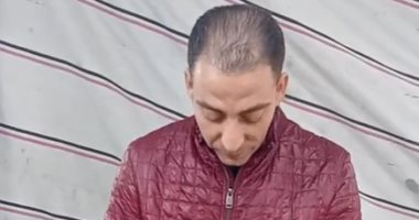 أستاذ جامعى يتلقى خبر ترقيته أثناء تقطيعه بطاطس بمائدة رحمن بكفر الشيخ (فيديو)