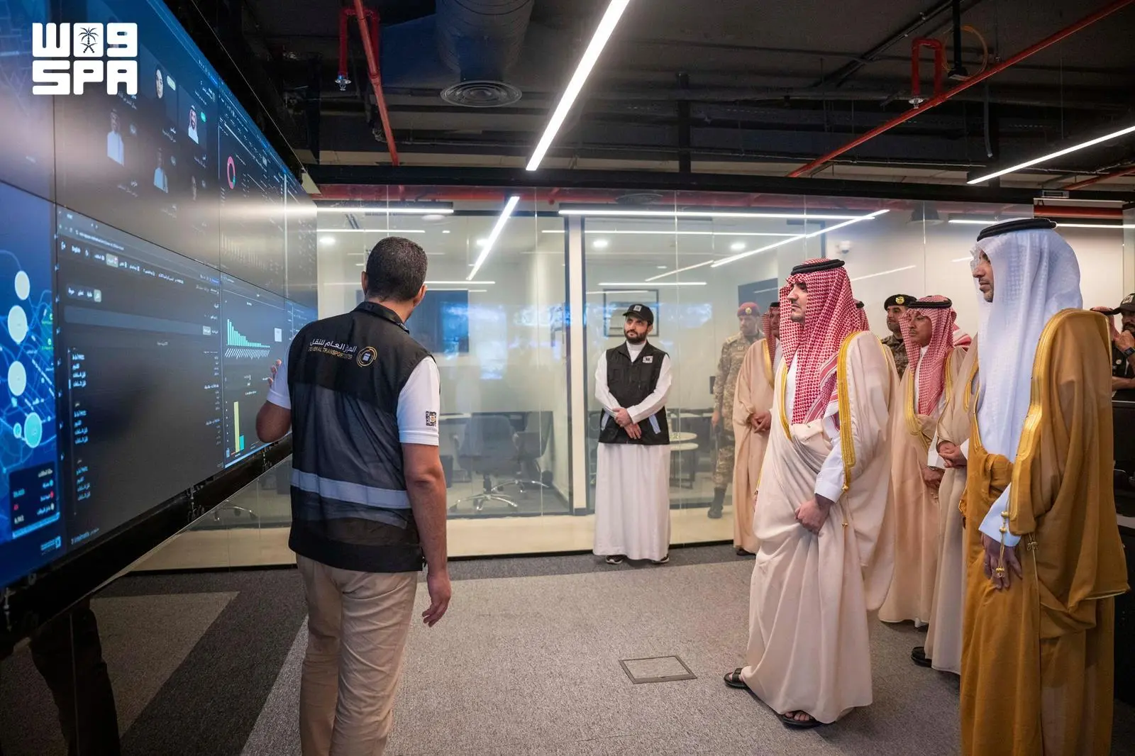 عبدالعزيز بن سعود يطّلع على منظومة النقل الذكية وغرفة التحكم والتشغيل بالمشاعر المقدسة
