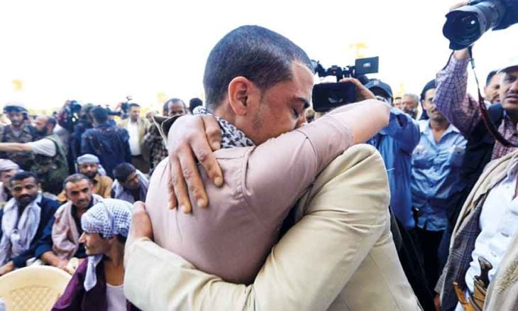 تشمل 1728.. حكومة اليمن توقع مع الحوثيين “أكبر صفقة” لتبادل محتجزين