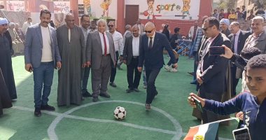 محافظ الأقصر يلعب كرة قدم خلال افتتاح مجمع ملاعب مدرسة العضايمة