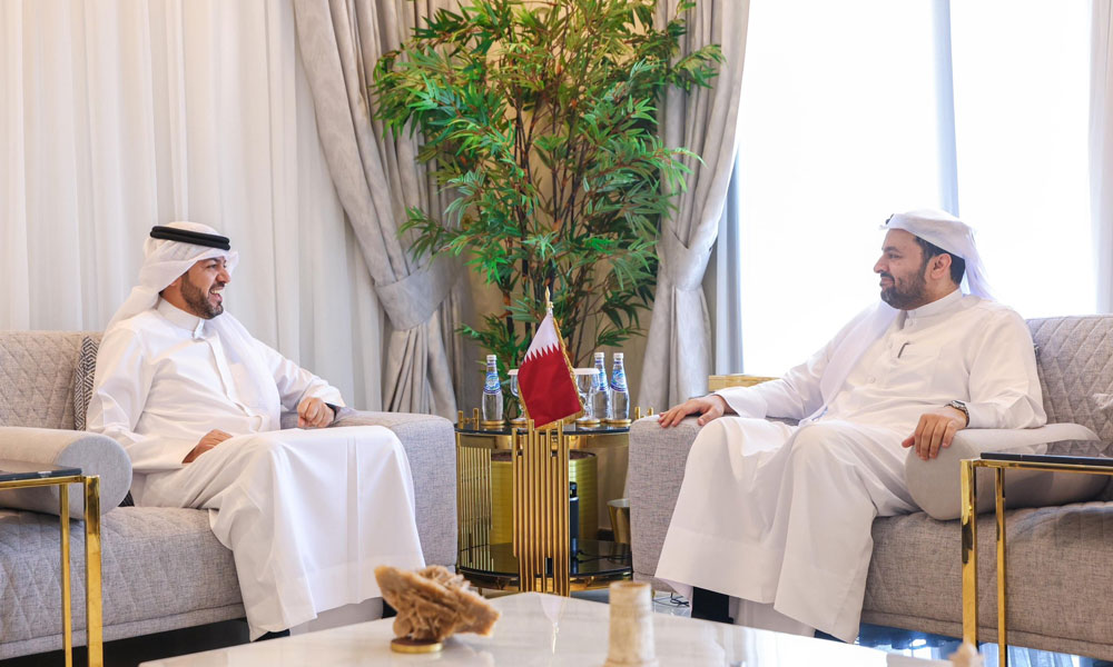 سفير الكويت لدى قطر ووزير الدولة القطري يبحثان علاقات التعاون بين البلدين