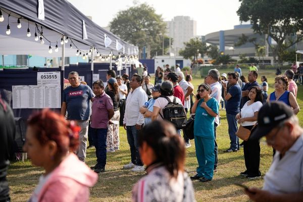 إعادة فتح مراكز اقتراع في بيرو بعد تعذر تصويت آلاف الناخبين