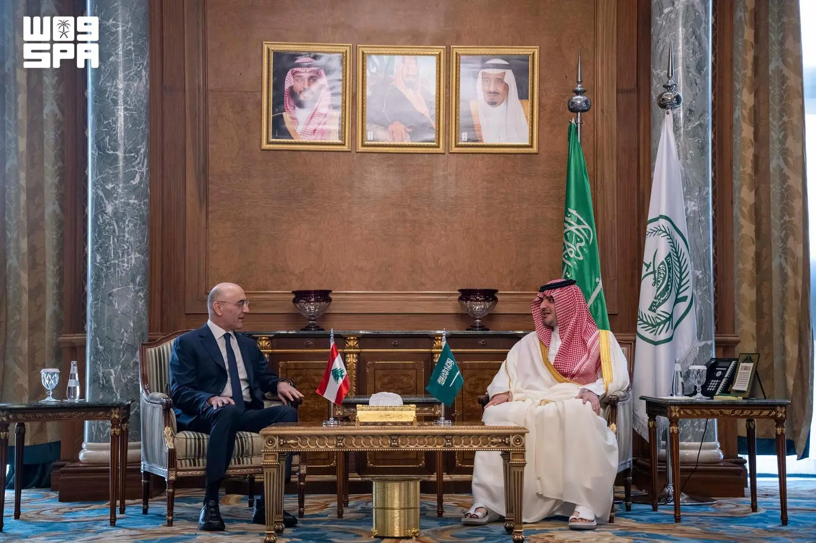 عبدالعزيز بن سعود يبحث أوجه التعاون الأمني مع وزير الداخلية اللبناني