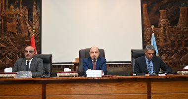 محافظ الغربية يعقد اجتماعًا موسعًا مع مديري المديريات الخدمية