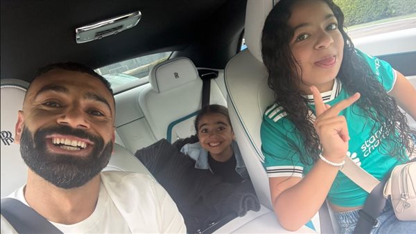 بعد إصابته العضلية، ظهور محمد صلاح وابنتيه مكة وكيان يجذب الملايين (فيديو وصور)