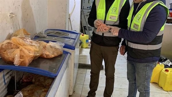 ضبط طن لحوم ودواجن فاسدة داخل مطعم شهير بالجيزة