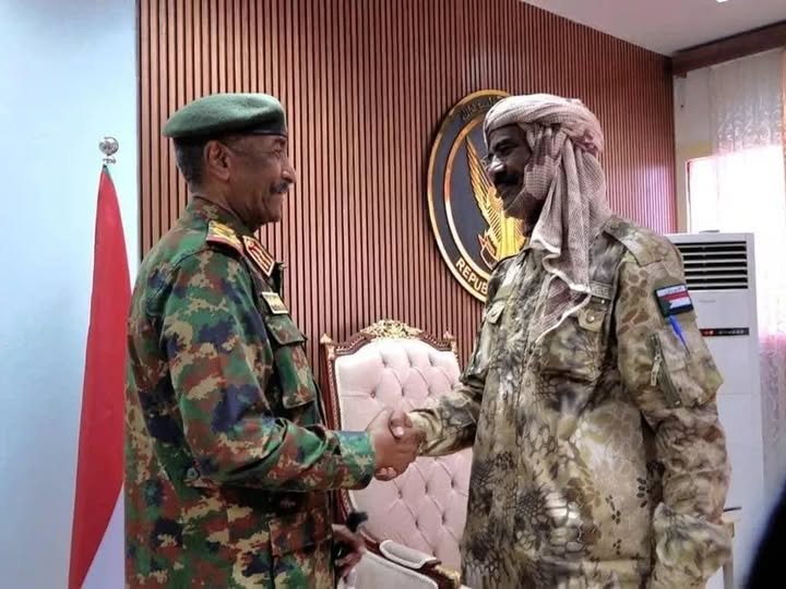 البرهان يستقبل اللواء النور القبة المنشق من «الدعم السريع» .. قائد الجيش يؤكد أن الأبواب «مشرعة» أمام كل من يريد إلقاء السلاح