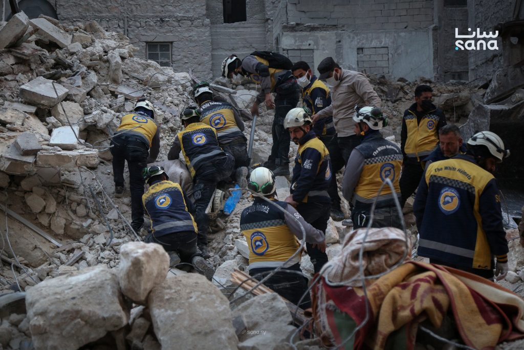 انتشال جثمانين من أنقاض المبنى المنهار في حلب وفرق الإنقاذ تواصل البحث