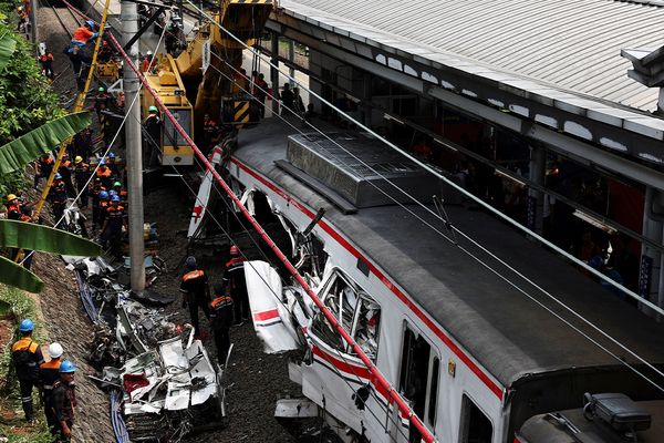 مصرع 14 شخصًا وإصابة 84 آخرين في تصادم قطارين بإندونيسيا