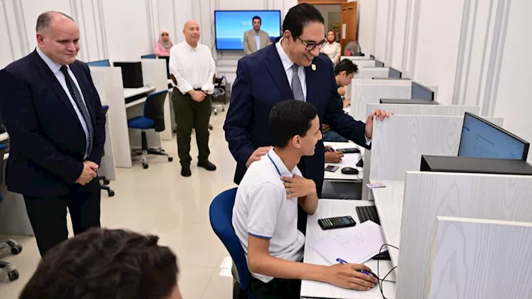 إلكترونية.. جولة تفقدية لرئيس جامعة القاهرة في الفرعين الأهلي والدولي