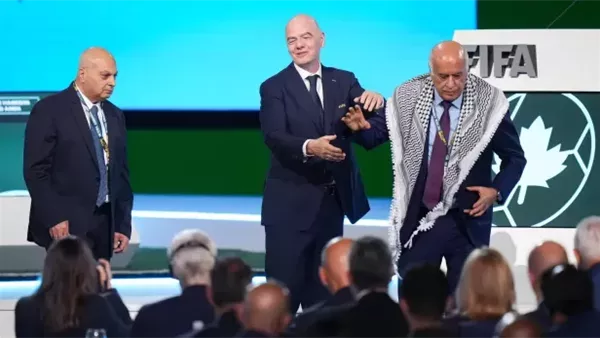 جبريل الرجوب يرفض مصافحة نظيره الإسرائيلي أو الوقوف بجانبه ويغادر منصة مؤتمر فيفا (فيديو)